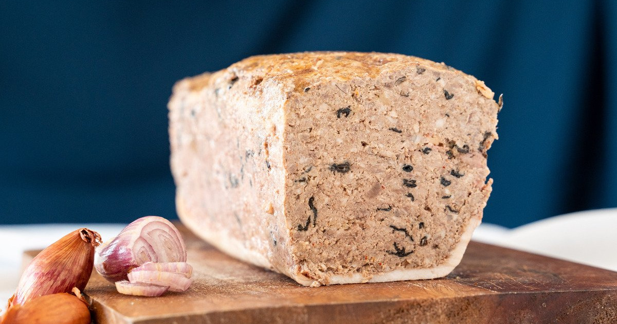 Terrine fraîche de sanglier aux échalotes confites et trompettes de la mort