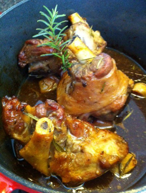 Agneau confit cuisson en 4 heures! Accompagnée de légumes anciens et de
