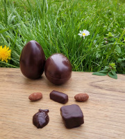 Basile et Téa - Œufs Duo en chocolat Noir 66% de Pâques Garnis 140g