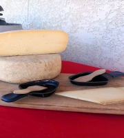 Fromagerie l'Entre Deux - 1 portion de fromage à raclette aromatisée à l'ail - portion de 200 g au lait cru de vache