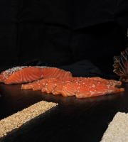 Thierry Salas, fumage artisanal - Plaquette de saumon fumé, pavot, sésame et sirop d'érable - 500g