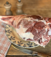 Boucherie Guiset, Eleveur et boucher depuis 1961 - Gigot agneau avec os, sans selle  sélectionné pour Pâques. 2kg - 6 à 8 personnes