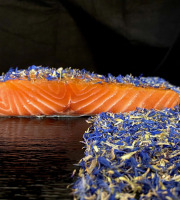 Thierry Salas, fumage artisanal - Pavé de saumon fumé, ail des ours et fleurs de bleuet - 200g