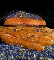 Thierry Salas, fumage artisanal - Plaquette de saumon fumé,  ail des ours et fleurs de bleuet - 200g