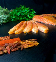 Thierry Salas, fumage artisanal - Plaquette de saumon fumé, épices basques et flocons de paprika - 200g