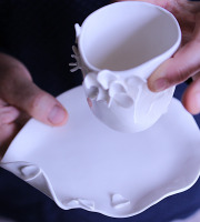 Atelier Eva Dejeanty - Sous-tasse ou petite assiette en porcelaine Eclosion
