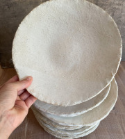 Atelier Eva Dejeanty - Assiette en grès blanc Comme au Restaurant