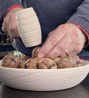 La Malle w. Trousseau - Casse-noix avec Assiette et Maillet