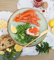 Les Viviers Cathares - Gravlax de saumon bio à l'aneth et aux baies roses festif