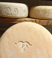 La ferme Lassalle - Fromage de Brebis AOP Ossau-Iraty Fermier de Printemps - le quart de 1kg - 6 mois