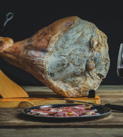 Maison Agour - Présentoir + Jambon de Bayonne IGP 18 mois 6,5kg