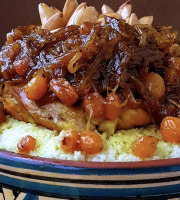 Graines Précieuses - Couscous festif aux beaux raisins sultans, oignons confits épicés et amandes torréfiées