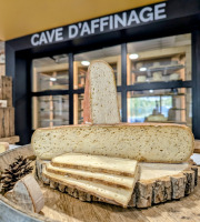 Crémerie de Mandallaz - La Raclette 5 Baies - FERMIERE - lait cru - 6 pers - Tranchée