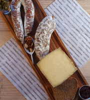 Maison Marie SEVERAC - Planche Allanche (P): Demi fromage Sanérac, saucisson et saucisse porc