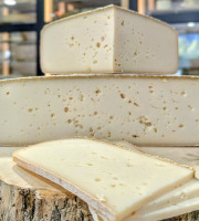 Crémerie de Mandallaz - La Chèvre à racler - FERMIERE - lait cru - 6 pers - Tranchée