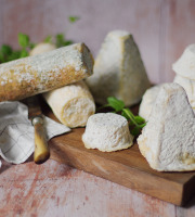 Ferme du caroire - Plateau de Fromages de Chèvre  2 Bûches, 3 Crottins, 1 Pavé, 2 Pyramides