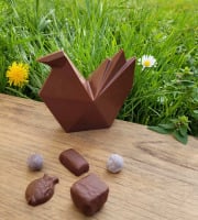 Basile et Téa - Poule en chocolat au Lait 39% de Pâques Garnie 130g