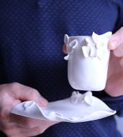 Atelier Eva Dejeanty - Petite tasse en porcelaine émaillée éclosion