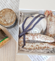 Maison Marie SEVERAC - Coffret Famille Apéro: fromage Sanérac, saucisson et saucisse du Cantal, pochon en cadeau.