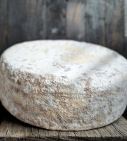 Elevage de Cochons en Forêt et Produits du Terroir Jurassien - Tomme des Loutons au lait cru - tomme entière