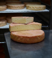 Alléosse Maitre Artisan Affineur Fromager - Munster au lait cru  AOP affiné à l'eau de vie de Mirabelle (entier)