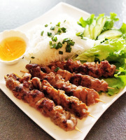Aquaprawna Traiteur - Brochettes De Porc Grillé Accompagné De Cheveux D'ange, Salade Et Sauce