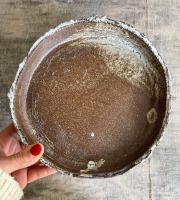 Atelier Eva Dejeanty - Assiette en grès noir Comme au Restaurant