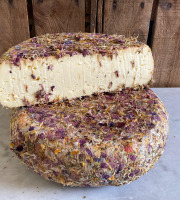 La Ferme de Labouygues - Tomme fermière aux fleurs - Une moitié