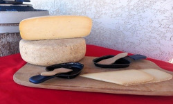 Fromagerie l'Entre Deux - 1 portion de fromage à raclette aromatisée à l'ail - portion de 200 g au lait cru de vache