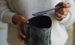Atelier Eva Dejeanty - Service en Céramique idéal à offrir en coffret cadeau : Saladier M et sa Cuillère