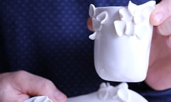 Atelier Eva Dejeanty - Petite tasse en porcelaine émaillée éclosion
