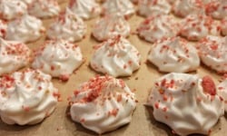 Les Gourmandises de Luline - Mini Meringues aux éclats de pralines 75g