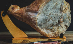 Maison Agour - Coffret Jambon de Bayonne IGP 12 mois avec support et couteau