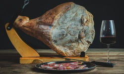 Maison Agour - Présentoir + Jambon de Bayonne IGP 18 mois 6,5kg