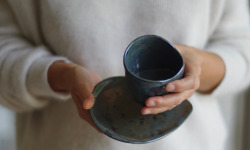 Atelier Eva Dejeanty - Service de Vaisselle en Céramique : Ensemble Tasse et Sous-Tasse Modèle Cellule