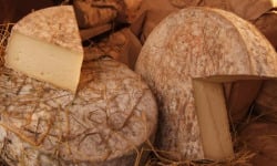 Fromagerie de la Chapelle Saint Jean - Tomme au foin quart