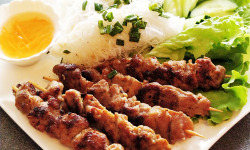 Aquaprawna Traiteur - Brochettes De Porc Grillé Accompagné De Cheveux D'ange, Salade Et Sauce