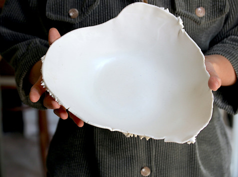 Atelier Eva Dejeanty - Généreuse coupelle en porcelaine de la nouvelle collection Minéral