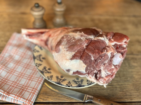Boucherie Guiset, Eleveur et boucher depuis 1961 - Gigot agneau avec os, sans selle. 2kg - 6 à 8 pers