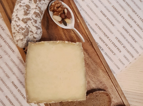 Maison Marie SEVERAC - Planche Alagnon (P): Fromage demi Salerac, saucisson maigre du Cantal