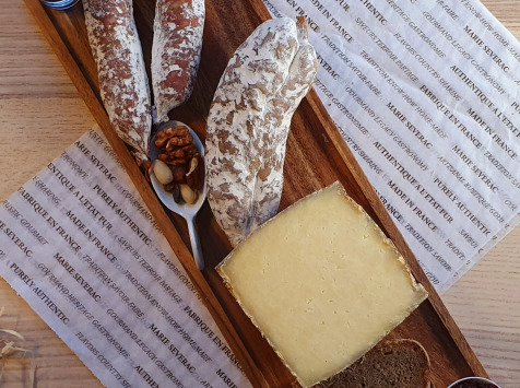 Maison Marie SEVERAC - Planche Allanche (P): Demi fromage Salerac, saucisson et saucisse porc