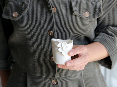 Atelier Eva Dejeanty - Petite tasse en porcelaine émaillée éclosion