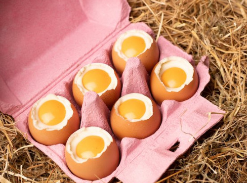 Compagnie Générale de Biscuiterie - Boite traditionnelle contenant 6 œufs façonnés en chocolat simulant des œufs à la coque