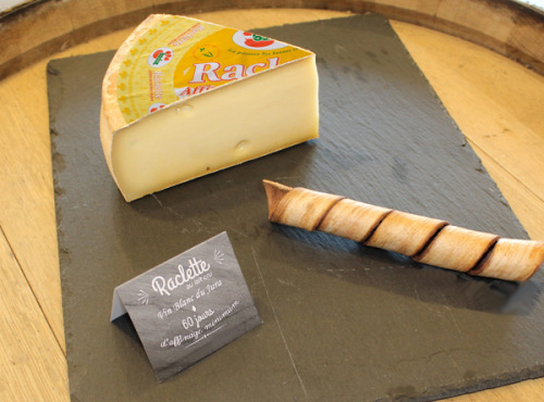 Constant Fromages & Sélections - Raclette Badoz Au Lait Cru Au Vin Blanc Du Jura, Part De 1kg Environ