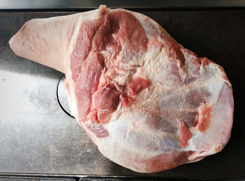 Elevage " Le Meilleur Cochon Du Monde" - Porc Plein Air et Terroir Jurassien - Epaule de Porc entière Duroc- 10kg