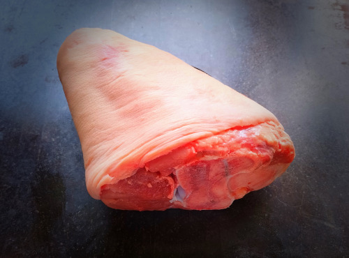 Elevage " Le Meilleur Cochon Du Monde" - Porc Plein Air et Terroir Jurassien - Jarret - Porc Plein Air - Bio - 0.9kg