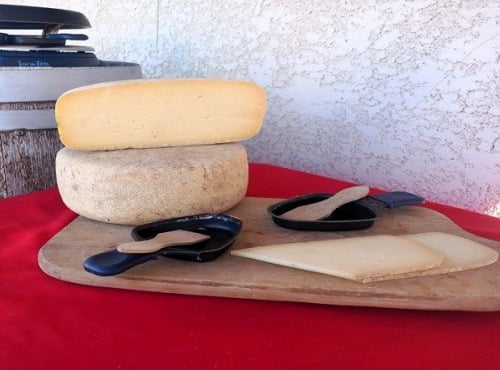Fromagerie l'Entre Deux - 1 portion de fromage à raclette aromatisée au thym - portion de 200 g au lait cru de vache