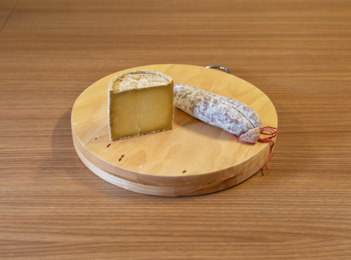 Maison Marie SEVERAC - Planche Alagnon (P): Fromage demi Sanérac, saucisson maigre du Cantal