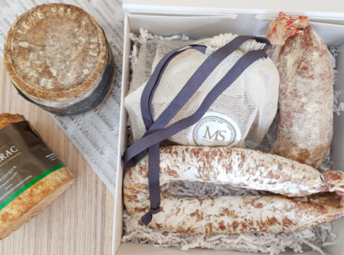 Coffret Famille Apéro: fromage Sanérac, saucisson et saucisse du Cantal,  pochon en cadeau.