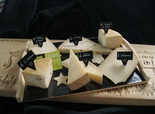 La Ferme de Lintan - Plateau pour fin de repas 6 pers - Part de fromages